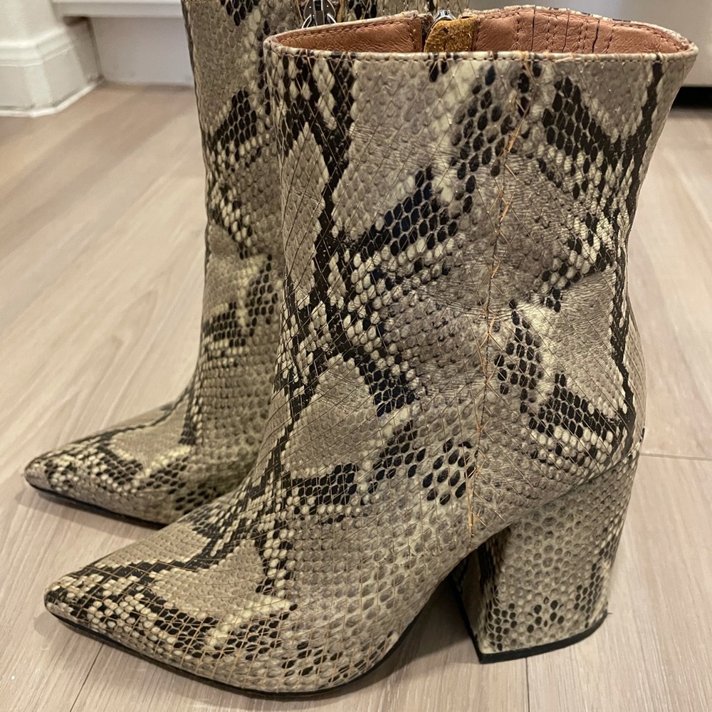 Ahara Bootie, Alias Mae - Beige snake skin boots